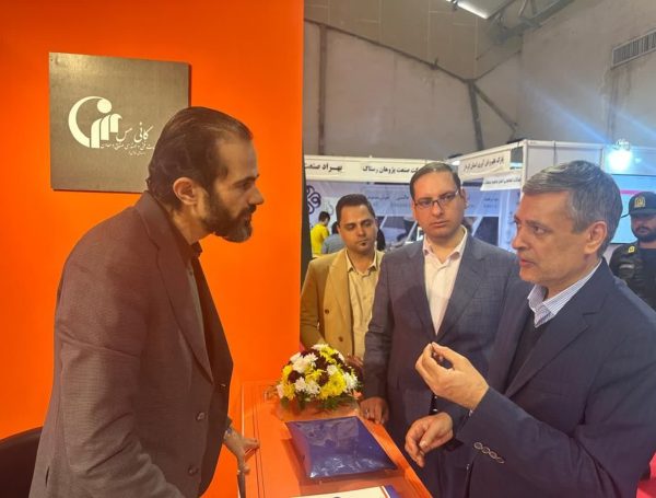 بازدید مهندس طبیب زاده از غرفه شرکت کانی مس