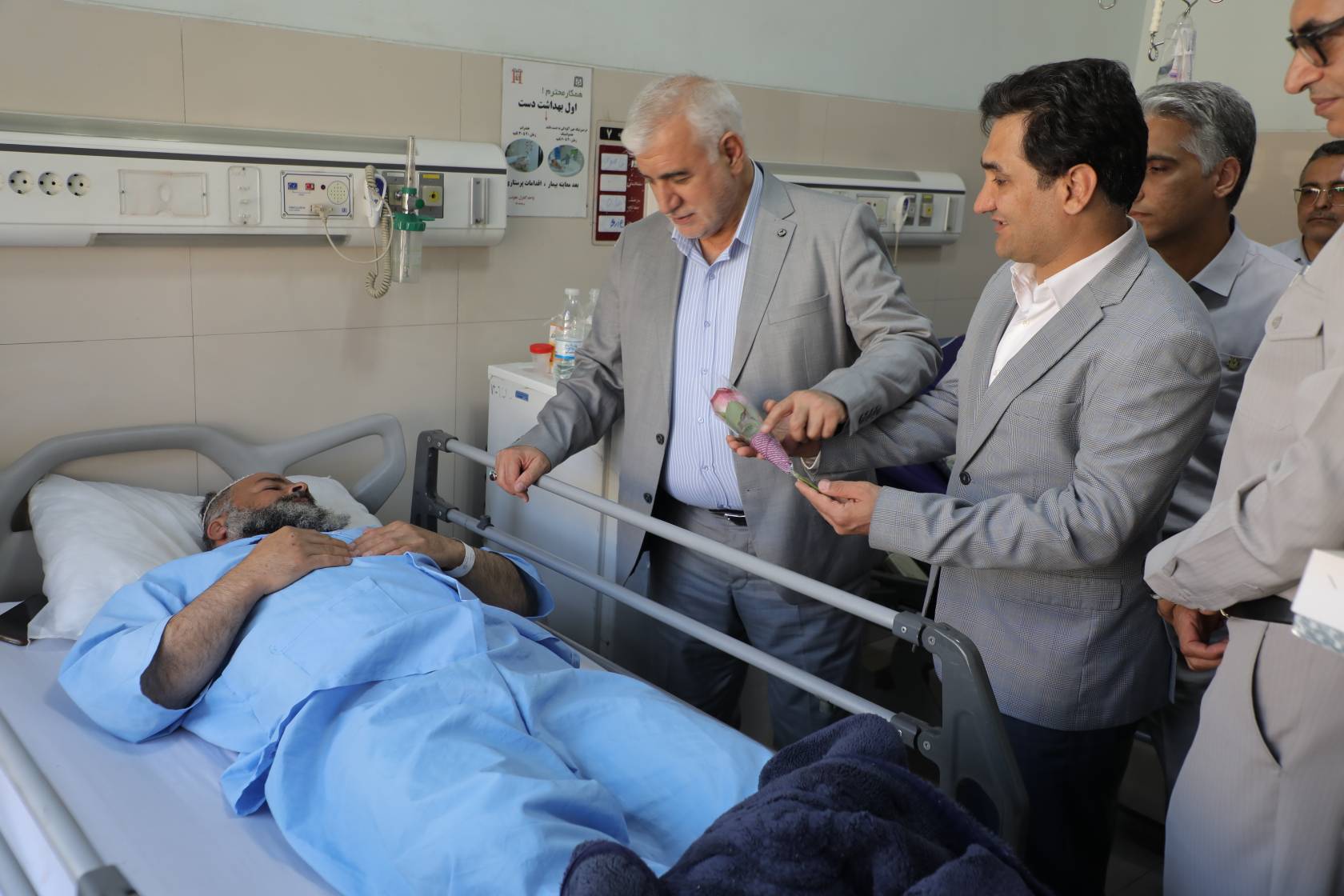 باحضور دکتر کمالی پور در بیمارستان رفسنجان صورت گرفت؛ عیادت از مجروحان حادثه تصادف جاده سرچشمه/ ابلاغ پیام مدیر عامل شرکت ملی مس و تاکید بر تسریع وضعیت آسیب دیدگان
